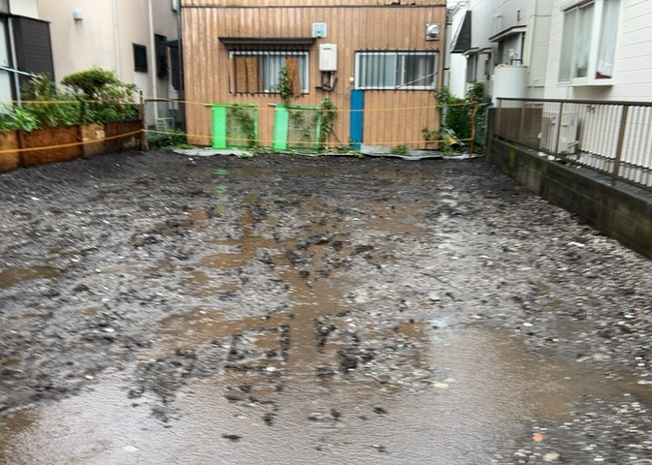【駐車場】 | 大野台新築戸建 | 駐車場と明記されていても、最小スペースでつくられた駐車場だと大型車は駐車できなかったり、出入りしにくくなったりする可能性があります。お車のサイズと購入したい物件の駐車場のサイズを現地で確認しましょう。