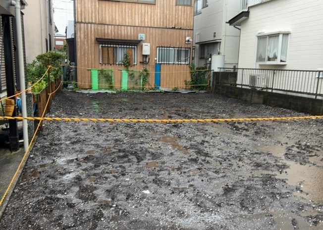 【玄関】 | 大野台新築戸建 | 玄関は家の顔でもあり、家族以外の目にも止まる場所です。玄関は外との間を仕切る扉、靴などをしまっておく収納スペース、靴脱ぎのたたきスペース、来客とのやり取りをするドアホンなど複数のアイテムからなります。