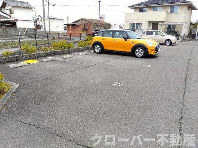 レオパレスブレッツァの駐車場