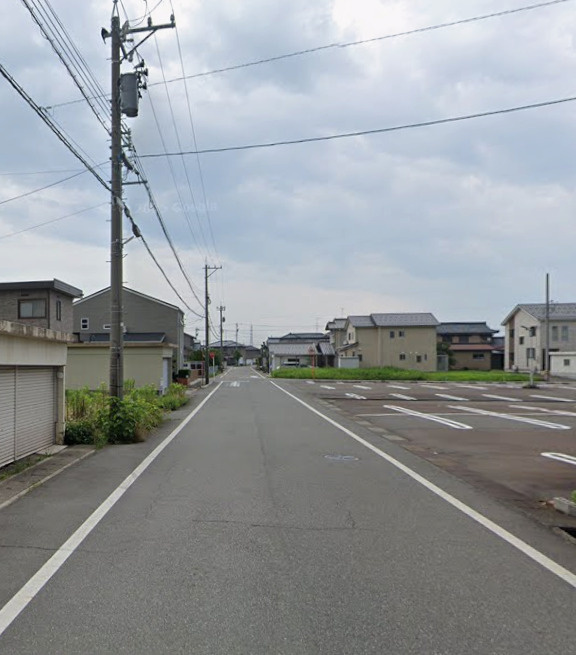 坂井市丸岡町里丸岡町３丁目　売地の前面道路含む現地写真