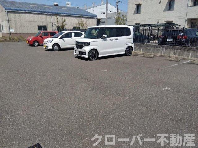レオパレスメルピーチＳＵＺＵの駐車場