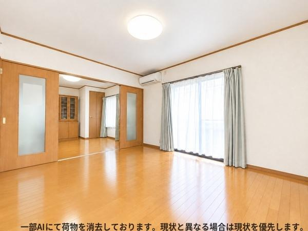 南鶴崎3丁目　戸建ての居間・リビング|ダイニングキッチンとひとつづきのゆとりあるスペースで開放感を感じられます。家具配置もスムーズに行えます。