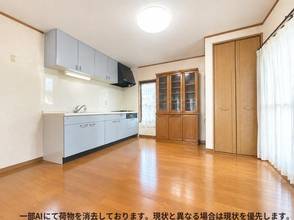 南鶴崎3丁目　戸建てのキッチン|キッチンは明るい空間で窓から自然光がしっかり入ります。収納力のある吊戸棚とシンク下収納が特徴です。床材は温かみのある木目調で清潔感があります。カウンターも使いやすい仕様です。