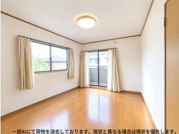 南鶴崎3丁目　戸建ての洋室|2面採光で明るい洋室です。木目調のフローリングが落ち着いた雰囲気を演出します。バルコニーへのアクセスも便利です。