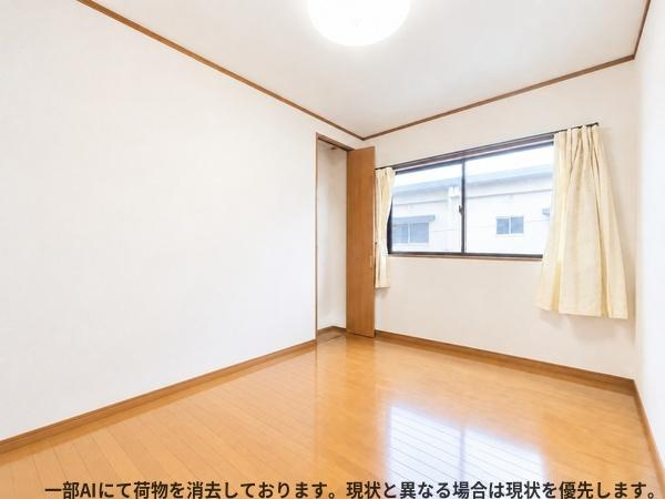 南鶴崎3丁目　戸建ての洋室|床材の色合いが明るく清潔感のある洋室です。大きな窓から光がたっぷり差し込み室内が広く感じられます。家具の配置もしやすい形状でシンプルなデザインが魅力です。天井や壁の木目調もアクセントになっています。