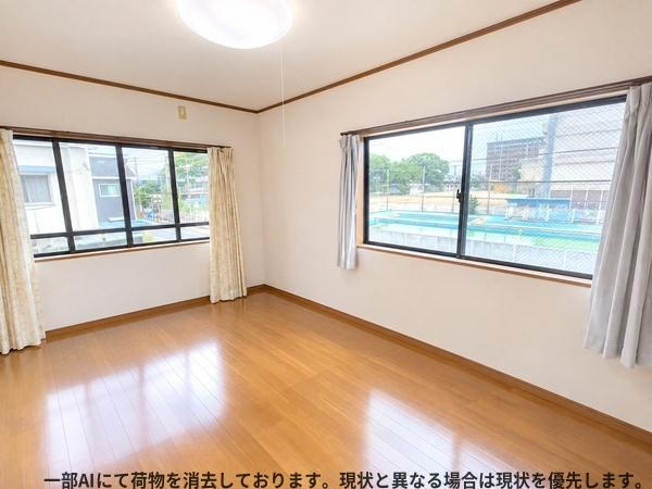 南鶴崎3丁目　戸建ての洋室|2面に大きな窓があり明るい空間が広がります。床はメンテナンスのしやすい素材を使用しています。壁や天井もシンプルな仕上げでお好みのインテリアを楽しめます。洋室としての使い勝手が良いレイアウトです。