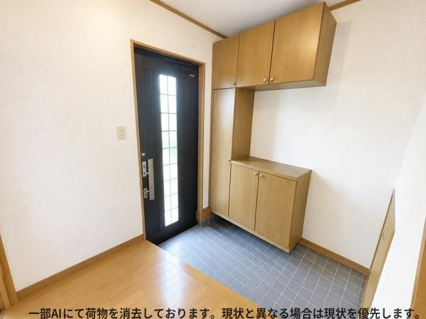 南鶴崎3丁目　戸建ての玄関|明るい玄関スペースが広がっています。収納が充実した設計で整理しやすい造りです。落ち着いたトーンの床と扉が調和しています。シンプルなデザインでお手入れもしやすい印象です。