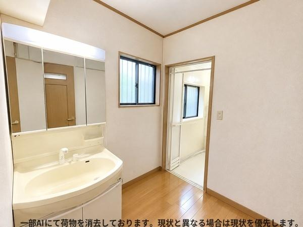 南鶴崎3丁目　戸建ての独立洗面台|明るく開放感のある洗面台・洗面所です。大きな鏡と豊富な収納スペースがあり毎日の身支度に便利です。窓があるため換気もしやすく清潔感のある空間となっています。床の木目調が温かみを感じさせます。