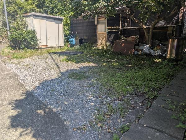 志生木　戸建ての駐車場|敷地内には駐車スペースが確保されています。周囲には緑があり開放感を感じられます。小屋や物置もあり道具などの収納にも便利です。