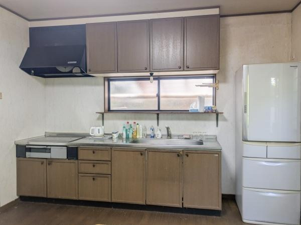 志生木　戸建てのキッチン|シンプルなデザインのキッチンです。上下に収納が充実しており調理器具や食器の整理に便利です。