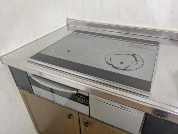 志生木　戸建てのキッチン|IHクッキングヒーターが設置されています。キッチン周りの手入れがしやすいフラットな天板です。複数の加熱ゾーンがあり同時調理が可能です。