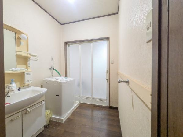 志生木　戸建ての独立洗面台|シンプルで使いやすい洗面台・洗面所です。洗濯機置き場も完備されており日常の使い勝手が便利です。