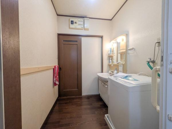 志生木　戸建ての独立洗面台|照明が備え付けられており日々の身支度も快適に行えます。