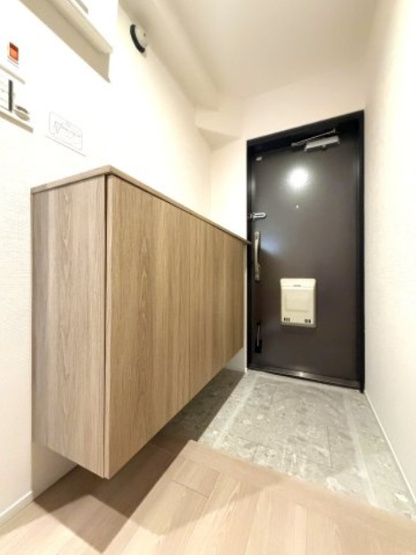【玄関】 | エバーグリーン淀川4号館 | カウンタータイプのシューズボックス付き！内覧をご希望の際はお気軽にお電話ください。