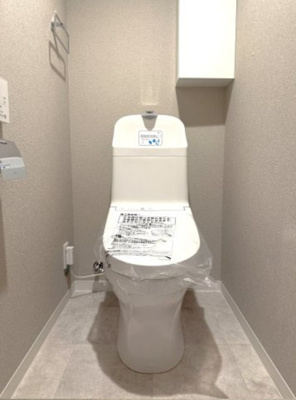 【トイレ】 | エバーグリーン淀川4号館 | 温水洗浄便座付のトイレで、冬の寒い時期でも快適！汚れた時にはサッと拭けて衛生的です。