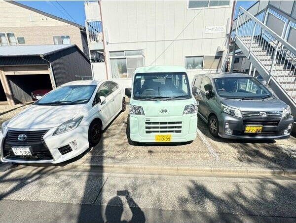 二女子町貸家の駐車場