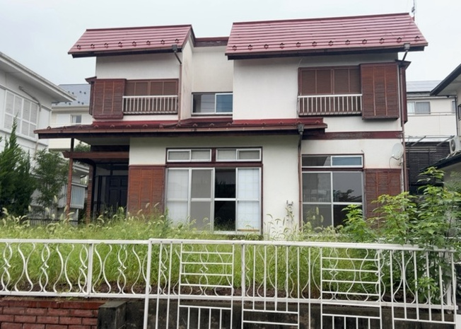 【外観】 | 西寺方町中古戸建 | 八王子市西寺方町に位置する中古一戸建て。６０．１９坪のゆとりある敷地面積を誇り、落ち着いた住環境が広がります。目の前には紙谷公園があり、緑豊かなロケーションも魅力的な木造２階建てのお住まいです。