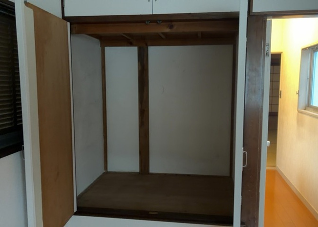 【収納】 | 西寺方町中古戸建 | 豊富なお荷物や衣類をしっかりまとめて収納できる大型のクローゼット空間。衣替えの衣類やスーツケース、掃除機などの大きな備品も一箇所にすっきり収まるため、お部屋をより広々とご活用いただけます。