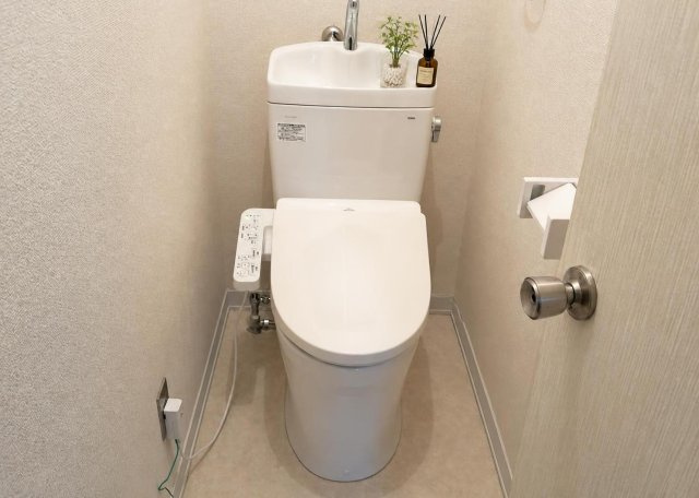 【トイレ】 | 西寺方町中古戸建 | バス・トイレ別のセパレート仕様となっており、衛生面でも安心してご利用いただけます。小窓が設置されているため自然換気が行いやすく、いつでも爽やかで清潔感のある空間を保つことができます。