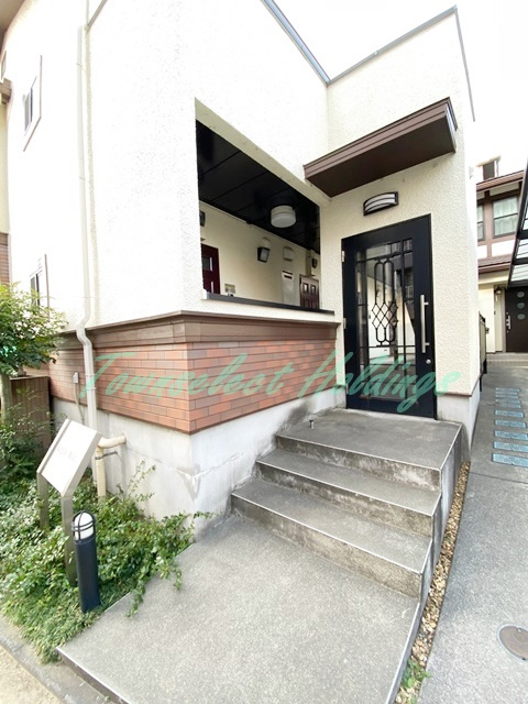 藤沢市円行２丁目のアパートのエントランス