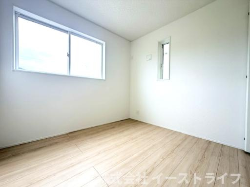 【新築戸建】　いわき市内郷高坂町第11の子供部屋|同社施工写真　家具などのインテリアともマッチしておしゃれ感が出しやすく、身の回りの整理がしやすいのも洋室の魅力です◎