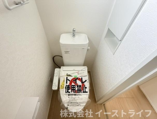 【新築戸建】　いわき市内郷高坂町第11のトイレ|同社施工写真　落ち着いた色調のトイレで、温水洗浄機能付き便座です。２階にも設置されているので、利便性も◎