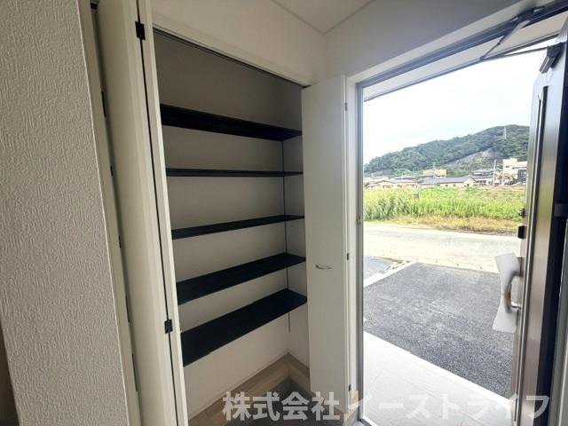 【新築戸建】　いわき市内郷高坂町第11の玄関|同社施工写真　きれいな玄関です。収納が充実しています。