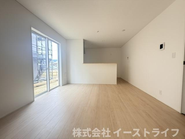 【新築戸建】　いわき市内郷高坂町第11の居間・リビング|７号棟写真　家族が自然と集まる広いリビングは、ご家族でゆっくりくつろぎたい方におすすめです。