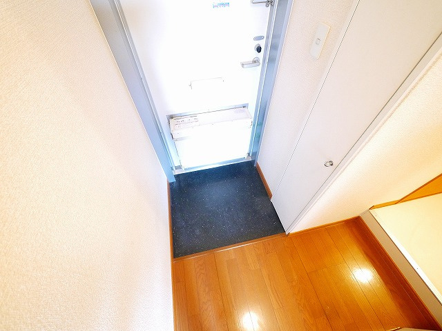 レオパレスＴｏ２の玄関|明るい玄関です