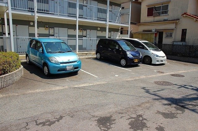 レオパレスＴｏ２の駐車場|車をお持ちの方に嬉しい駐車場付きの物件です