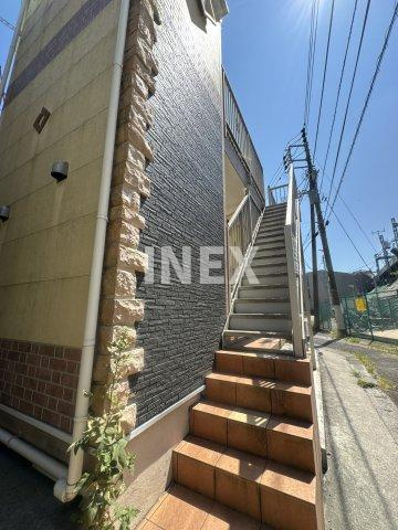 横浜市磯子区広地町のアパートのエントランス