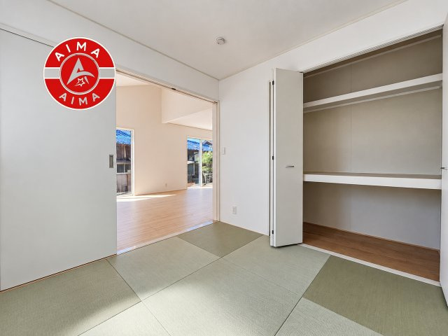 筑紫野市牛島第6-2棟（1号棟）の内観：施工例|和室を上手に活用すると暮らし方の幅が広がります。例えば普段は開け放して、子供の小さいうちはお昼寝や遊びのスペースに。畳はソフトなので転んでもケガをしにくく安心です