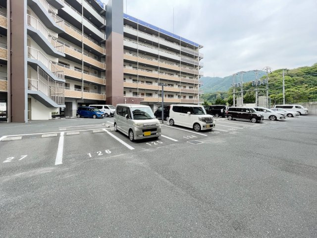 ニューガイア四季彩の丘B棟の駐車場