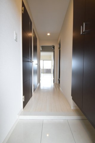 ニューガイア四季彩の丘B棟の玄関