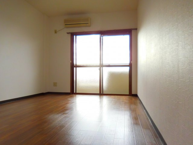 中村ハイツⅡ号館の居間・リビング