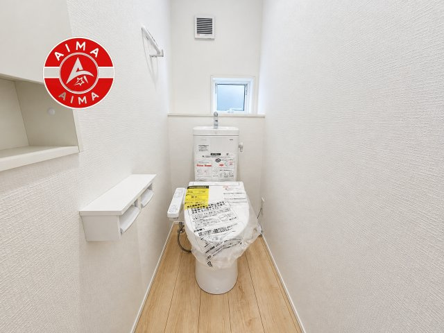 筑紫野市牛島第6-2棟（2号棟）の内観：施工例|トイレ・ウォシュレット付。快適で衛生的な洗浄機能付温水シャワートイレです。収納や手すりもついてます。