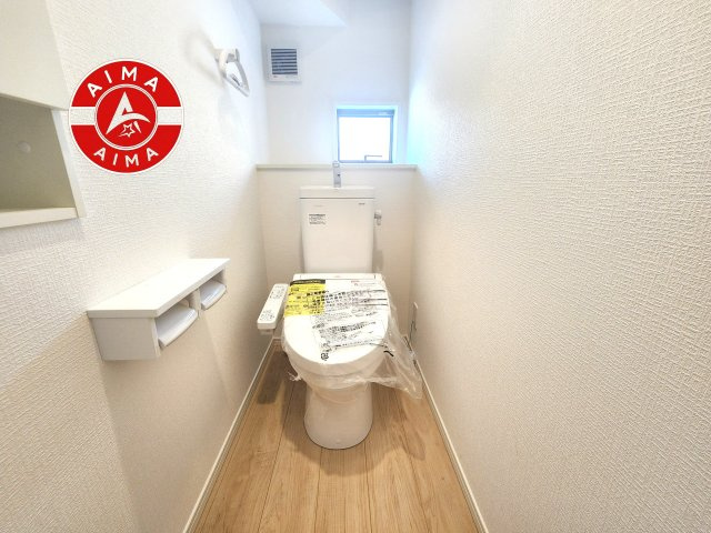 糟屋郡宇美町字平和2丁目第5-2棟（2号棟）の内観：施工例|トイレ・ウォシュレット付。快適で衛生的な洗浄機能付温水シャワートイレです。収納や手すりもついてます。