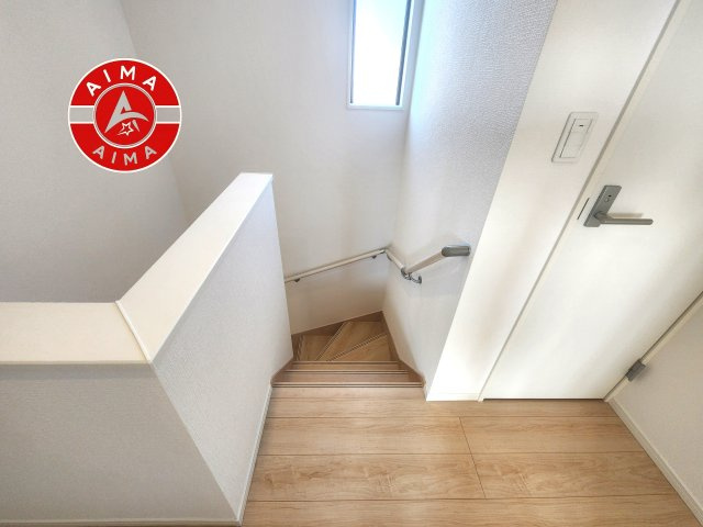 糟屋郡宇美町字平和2丁目第5-2棟（2号棟）の内観：施工例|＜手すり付階段＞手すりがないと階段の昇り降りで危険なことはもちろん、壁に手をつきながら歩くことで壁紙が汚れやすくなります。すべての方に快適に昇り降りしていただくため、手すりを設置しました。