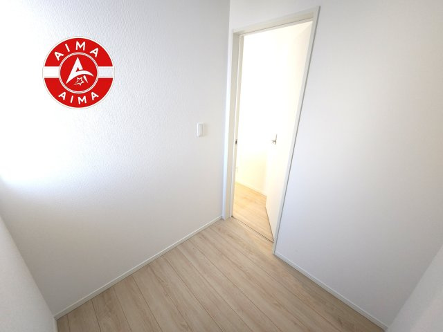 糟屋郡宇美町字平和2丁目第5-2棟（2号棟）の内観：施工例|【WIC（ウォークインクローゼット）】 たくさんの洋服をかけてもシワになりにくいウォークインクローゼット。洋服以外にも、普段使わない家電やスーツケース、ストック品など何でも片付く嬉しい空間です。