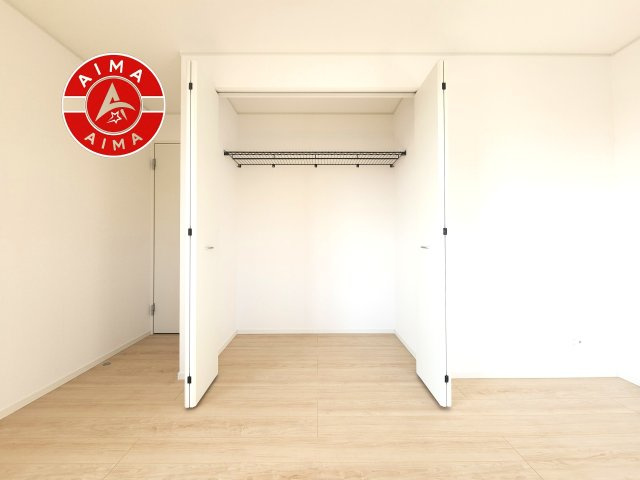 糟屋郡宇美町字平和2丁目第5-2棟（2号棟）の内観：施工例|壁面クローゼットのメリットは、衣類が横一列に並ぶためひと目で洋服が選びやすいこと。衣類をたくさんお持ちの方も、限られたスペース内に無理なく収納することができます。