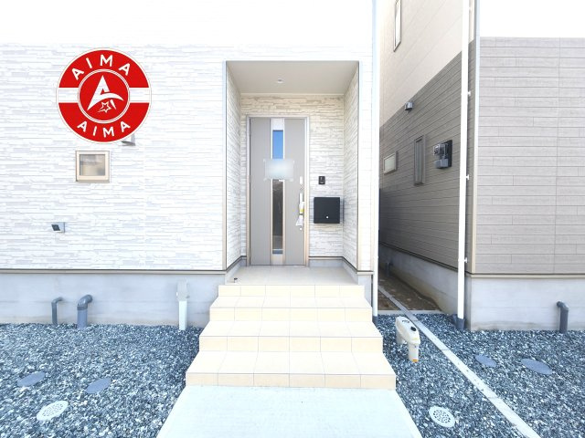 糟屋郡宇美町字平和2丁目第5-2棟（2号棟）の外観：施工例|地盤調査済 / 玄関へ向かうまでのアプローチに漂う上質が期待感をもたせます。玄関は建物の顔。落着きを醸し出した自己主張が心に訴えてきます。