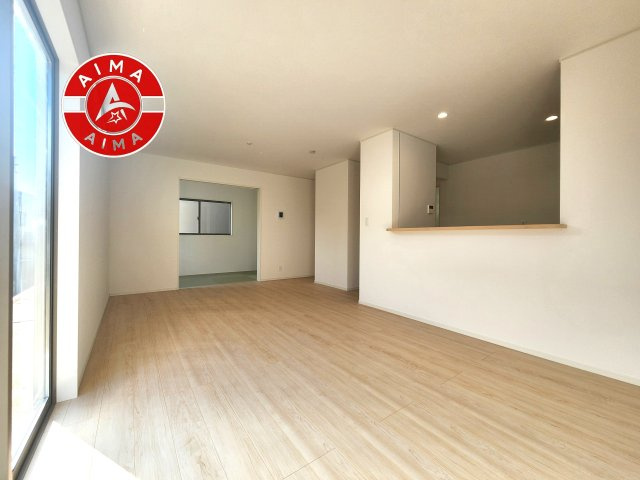 糟屋郡宇美町字平和2丁目第5-2棟（2号棟）の内観：施工例|キッチンからリビングをしっかり確認できます。家族の笑顔があふれる空間になりそうですね。