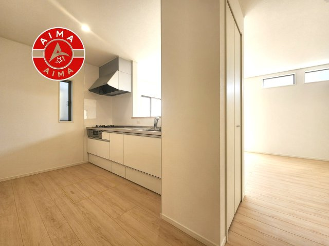糟屋郡宇美町平和2丁目第5-2棟（2号棟）のキッチン|カウンターキッチンなら、リビングで遊ぶ子供の様子を見ながら料理ができるので安心です。料理を運んでもらったり、子供にお手伝いしてもらいやすいのもいいですね。