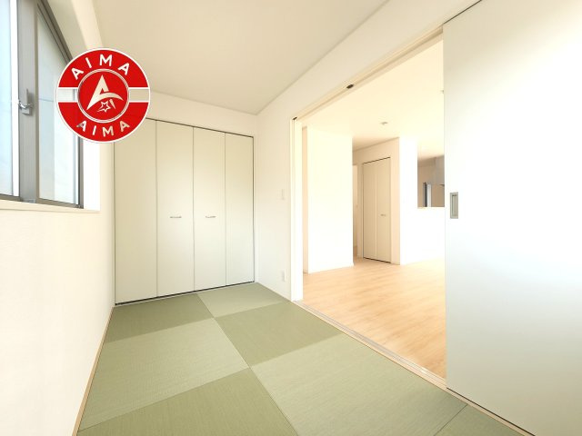 糟屋郡宇美町字平和2丁目第5-2棟（2号棟）の内観：施工例|和室を上手に活用すると暮らし方の幅が広がります。例えば普段は開け放して、子供の小さいうちはお昼寝や遊びのスペースに。畳はソフトなので転んでもケガをしにくく安心です