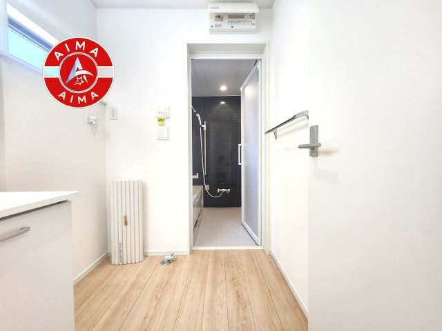 糟屋郡宇美町字平和2丁目第5-2棟（3号棟）の脱衣所|ゆとりの洗面スペースで朝の身支度もスムーズに。暮らしを快適に変えるシャワー付洗面台です！