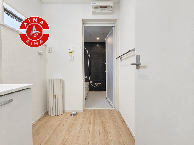 糟屋郡宇美町平和2丁目第5-2棟（3号棟）の脱衣所|ゆとりの洗面スペースで朝の身支度もスムーズに。暮らしを快適に変えるシャワー付洗面台です！