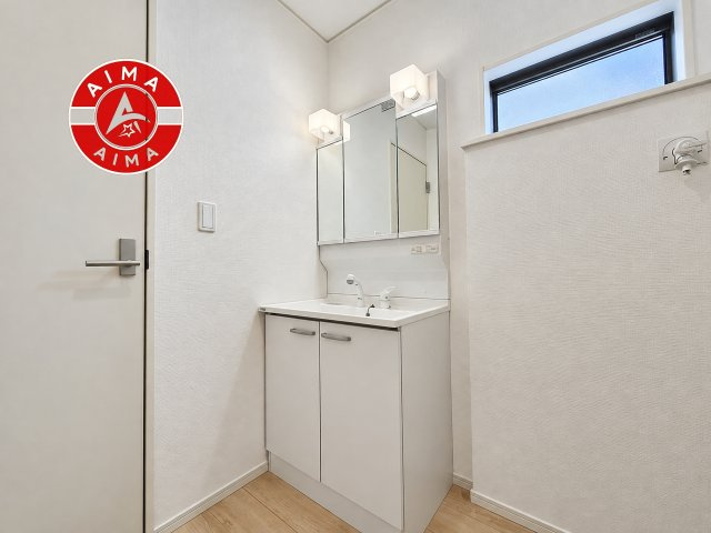 糟屋郡宇美町平和2丁目第5-2棟（3号棟）の独立洗面台|毎日使うものだから清潔な空間を保ちたい水回り。洗面にはそんな願いを解消させてくれる収納アイデアが満載です。三面鏡の裏側にはキャビネットが現れ小物から背の高い物まで収納できます。