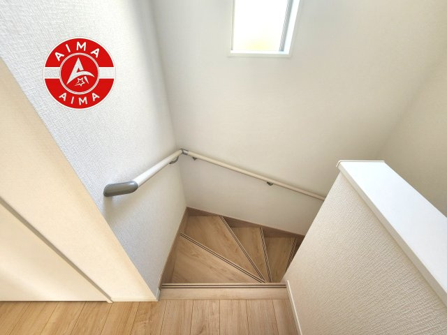 糟屋郡宇美町字平和2丁目第5-2棟（3号棟）の内装|＜手すり付階段＞手すりがないと階段の昇り降りで危険なことはもちろん、壁に手をつきながら歩くことで壁紙が汚れやすくなります。すべての方に快適に昇り降りしていただくため、手すりを設置しました。