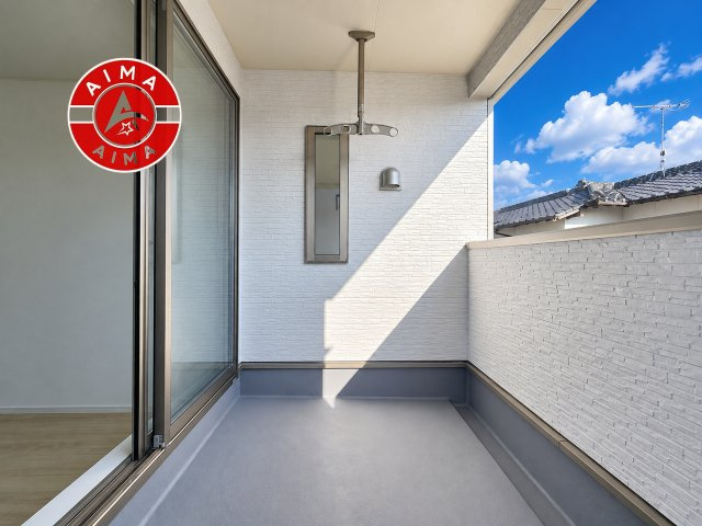 糟屋郡宇美町平和2丁目第5-2棟（3号棟）のバルコニー|風をしっかりと感じられるバルコニーでは、毎日が洗濯日和です。広々としているので洗濯も楽しくなるでしょうし、気分転換にバルコニーからの眺めを楽しむのもいいでしょう。