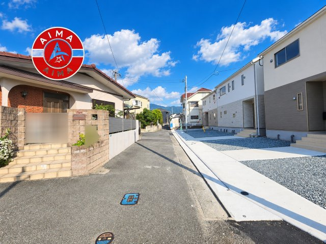 糟屋郡宇美町平和2丁目第5-2棟（3号棟）の前面道路含む現地写真|前面道路は閑静な住宅地をはしる車通りの少ない道路。お車の出し入れが苦手なママや小さなお子様にも安心ですね。しっかり舗装もされているので、ベビーカーや自転車で通っても快適に通行できます。